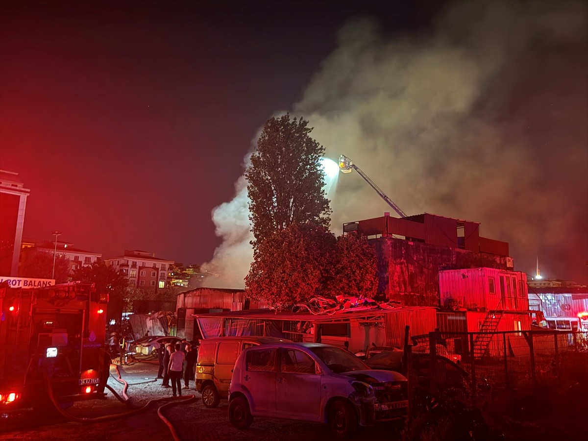 Bahçelievler'de oto saniye sitesindeki bir tamirhanede çıkan ve yanındaki iş yerlerine sıçrayan...