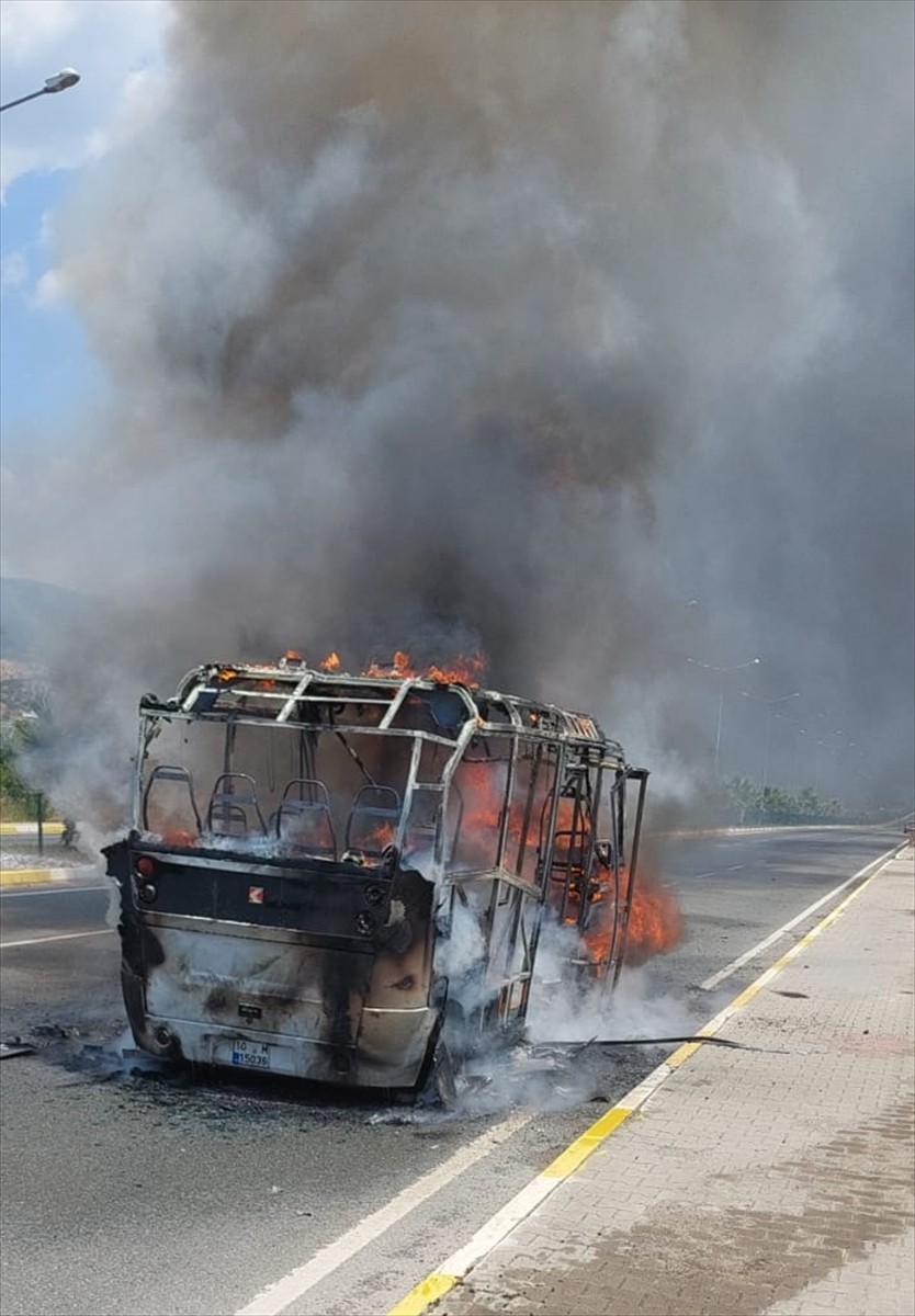 Balıkesir'in Edremit ilçesinde seyir halindeki yolcu minibüsünde çıkan yangın itfaiye ekiplerince...