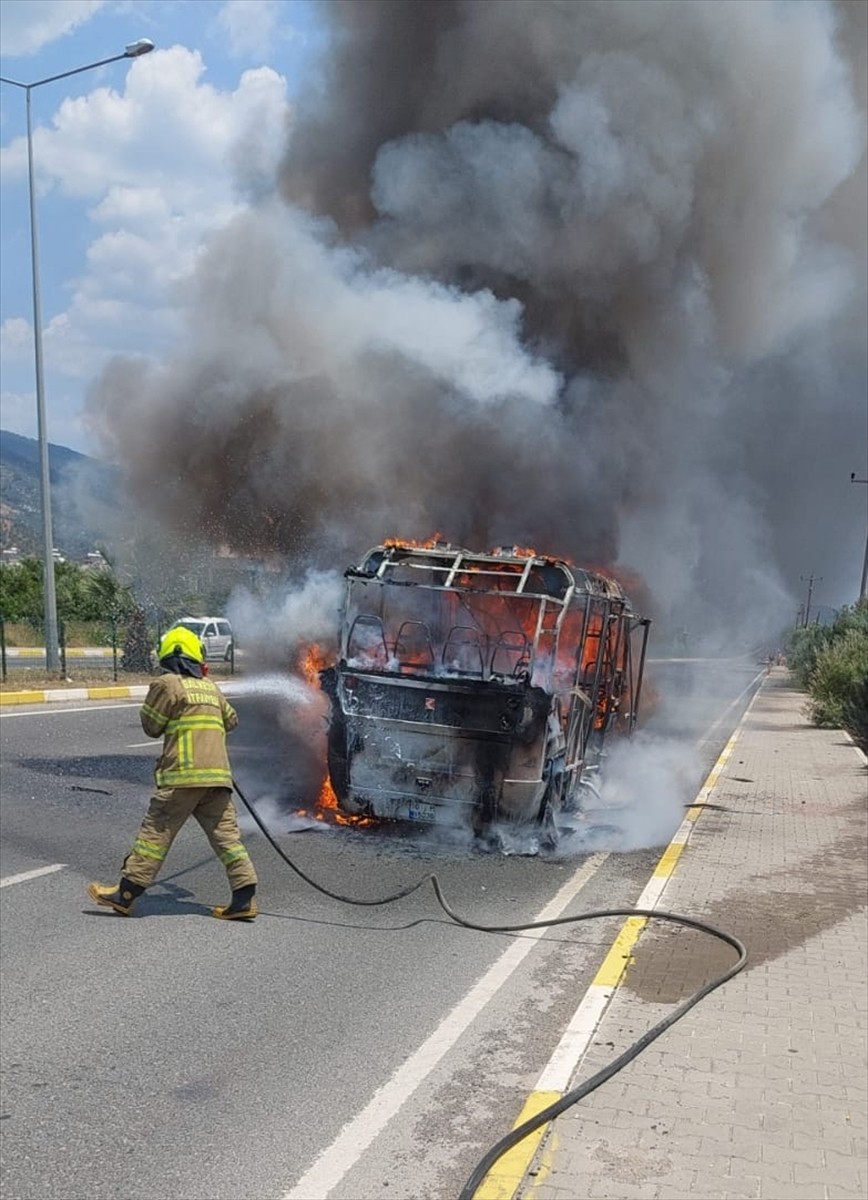 Balıkesir'in Edremit ilçesinde seyir halindeki yolcu minibüsünde çıkan yangın itfaiye ekiplerince...