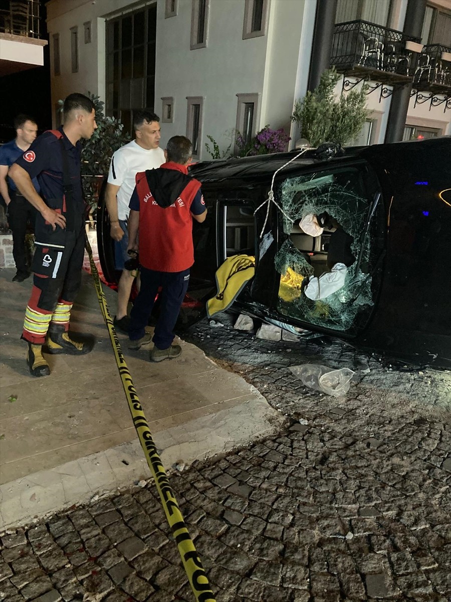 Balıkesir’in Ayvalık ilçesinde otomobilin büfe ile otelin duvarına çarpması sonucu bir kişi...