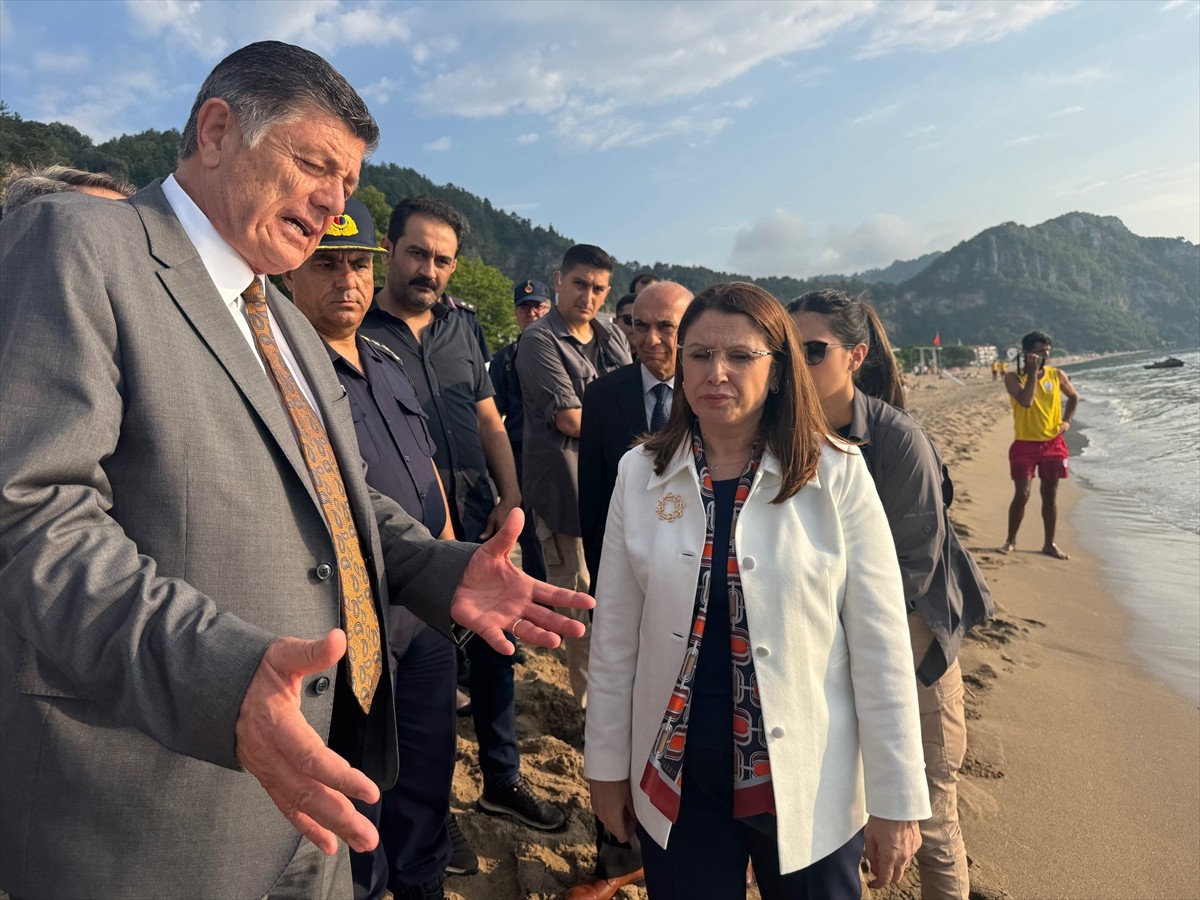 Bartın Valisi Nurtaç Arslan, Bartın Belediye Başkanı Rıza Yalçınkaya ile İnkumu sahilinde...