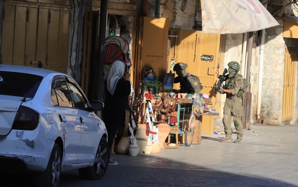Batı Şeria’daki Filistin topraklarını gasbeden İsrailliler, İsrail güçleri korumasında El Halil...