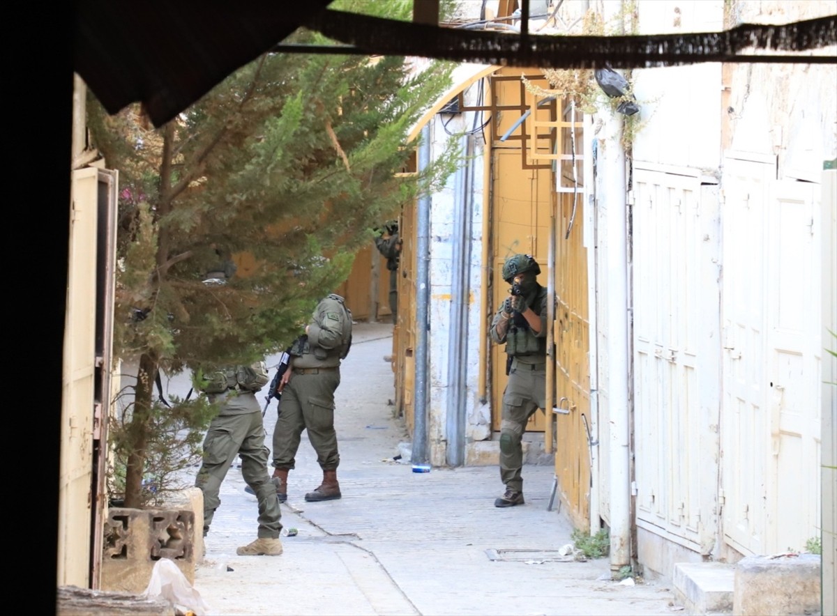 Batı Şeria’daki Filistin topraklarını gasbeden İsrailliler, İsrail güçleri korumasında El Halil...