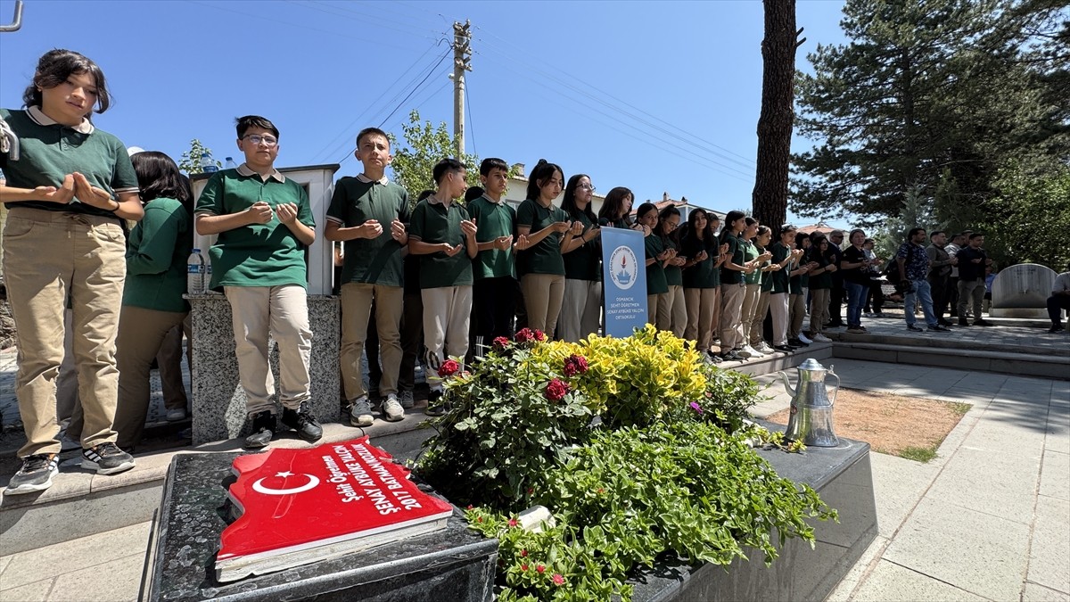 Batman'ın Kozluk ilçesinde PKK'lı teröristlerin saldırısı sonucu şehit olan müzik öğretmeni Şenay...
