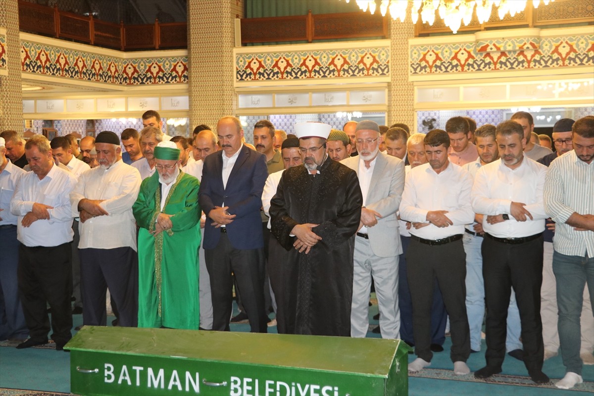  Batman'ın Sason ilçesinde bilirkişi heyetini taşıyan aracın şarampole yuvarlanması sonucu 5 kişi...