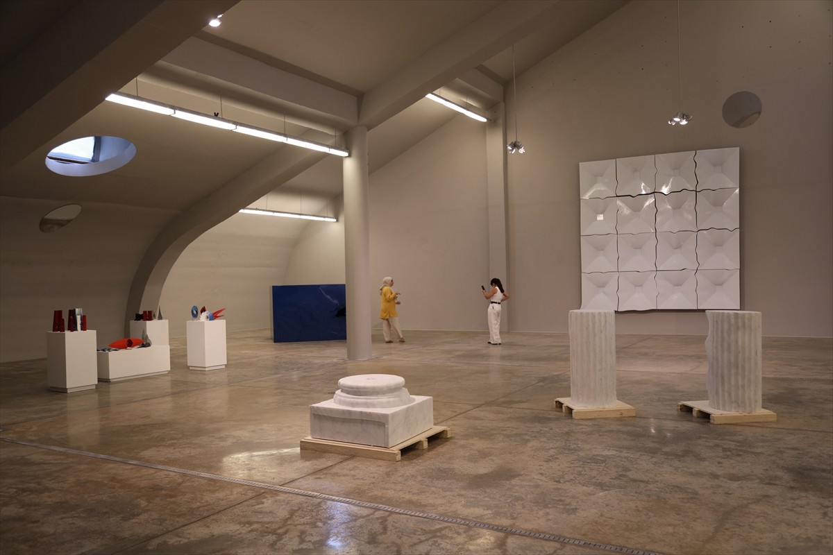 Bayburt'ta heykeltıraş Seçkin Pirim'in farklı teknik ve boyutlarda yaptığı eserlerin yer aldığı...