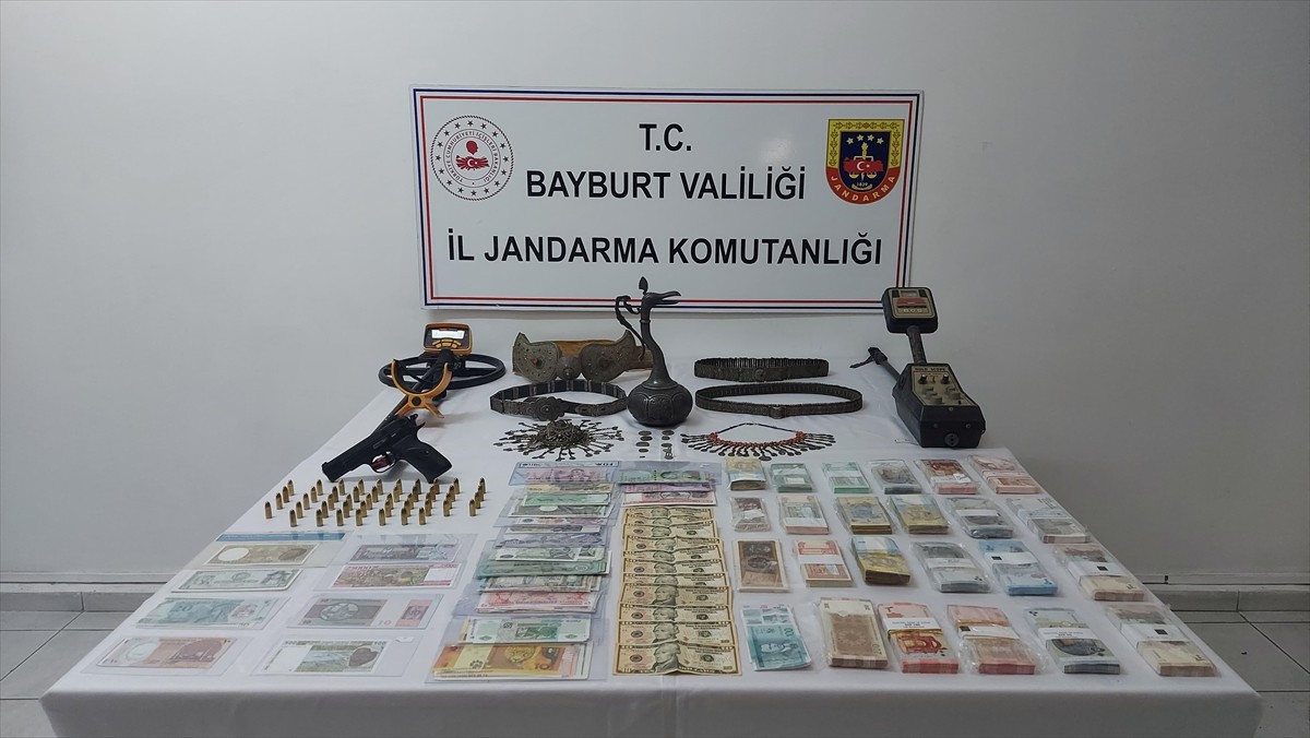 Bayburt merkezli 13 ilde düzenlenen tarihi eser ticareti ve izinsiz kazı operasyonunda, gümüş...
