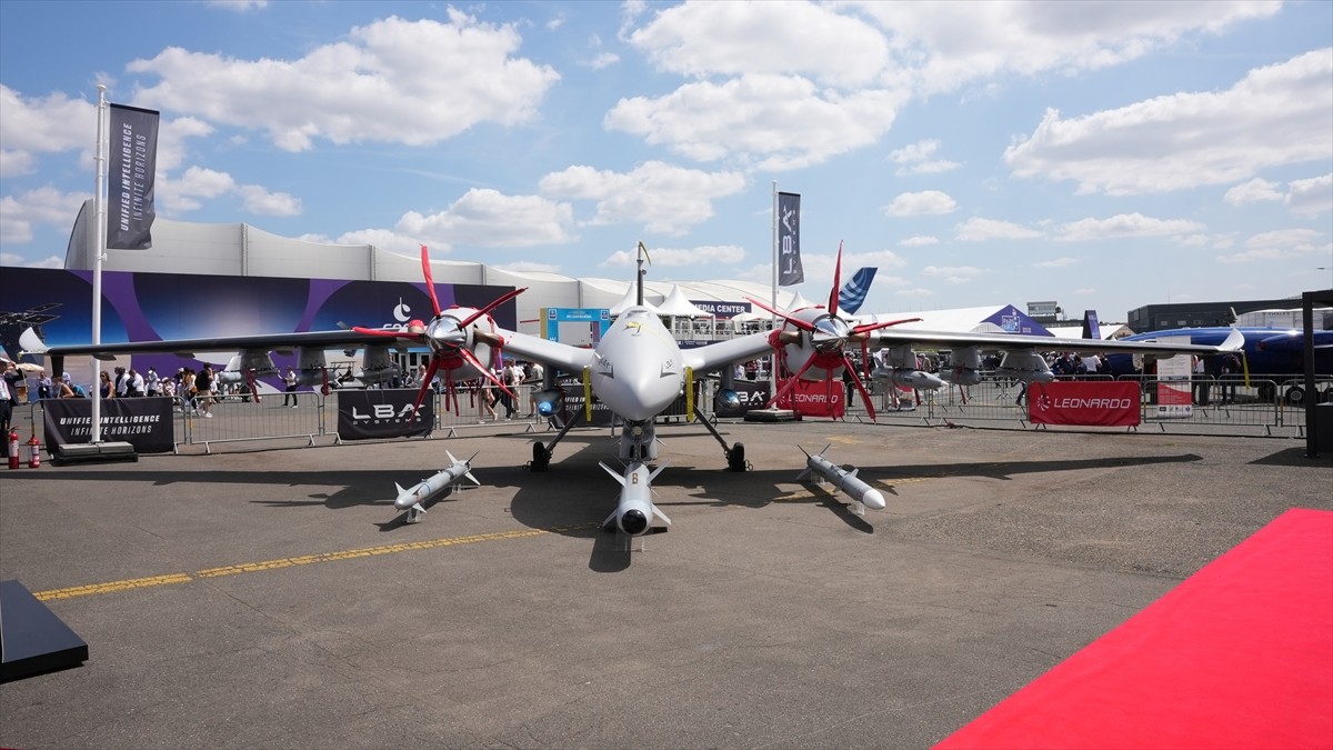 Baykar ve Leonardo'nun yüzde 50'şer ortaklıkla kurduğu ve merkezi İtalya'da olacak "LBA Systems"...