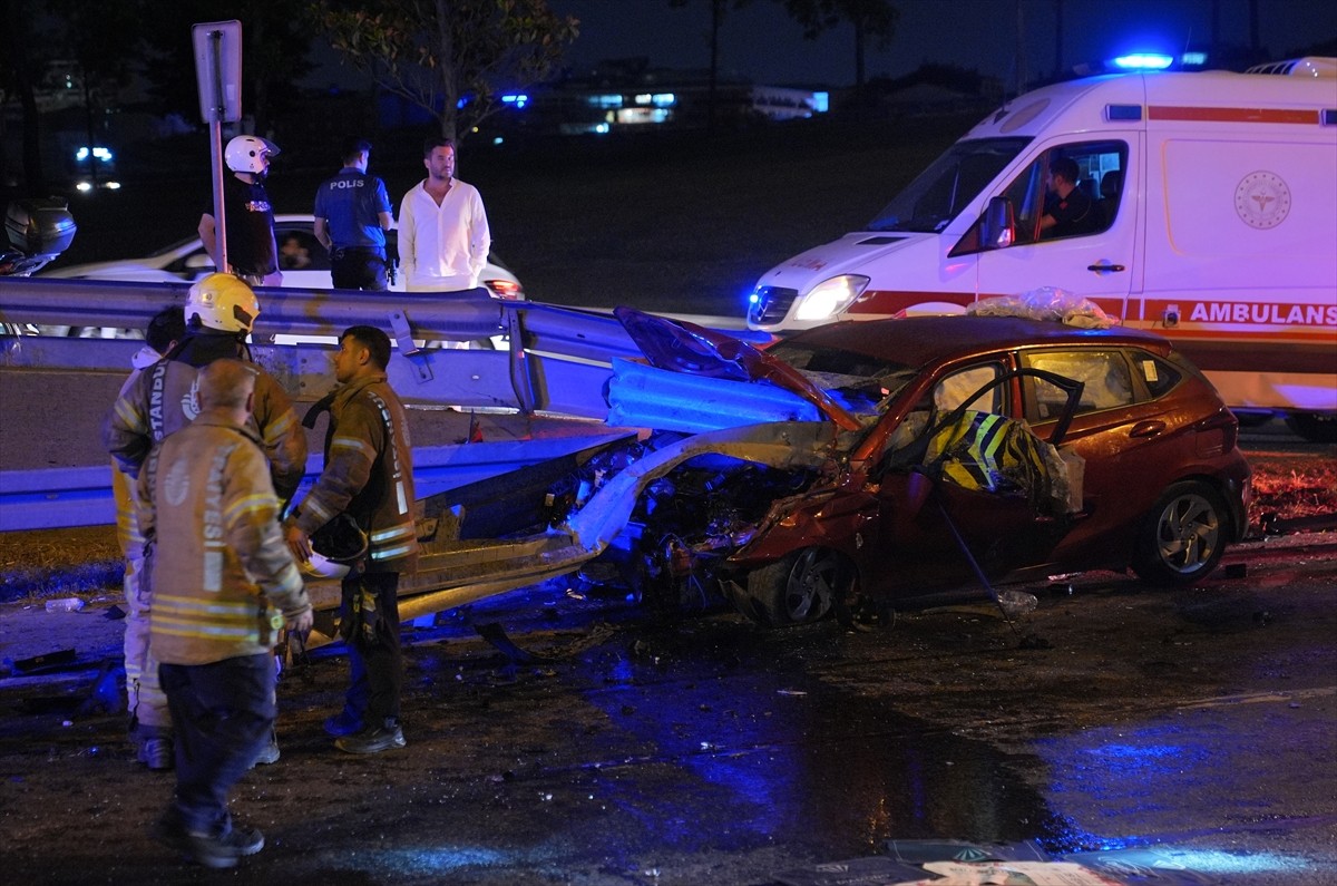 Bayrampaşa'da kontrolden çıkarak bariyerlere saplanan otomobilin sürücüsü yaralandı. Altıntepsi...