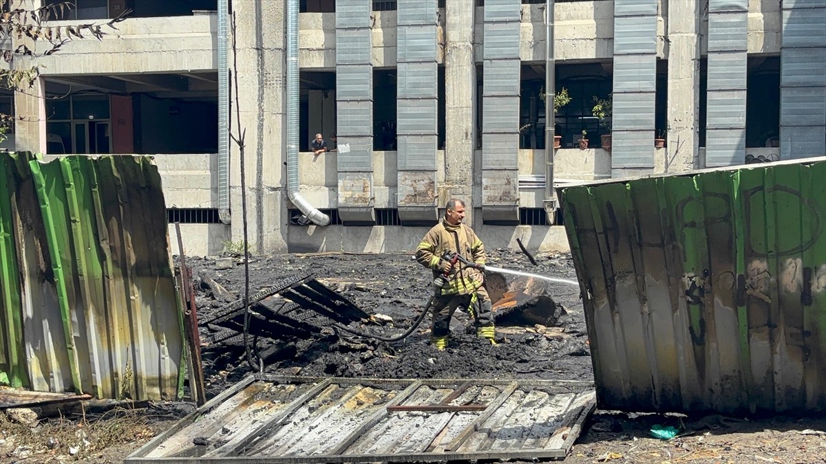Bayrampaşa'da, sanayi sitesinde hurda, palet ve çöplerin bırakıldığı alanda çıkan yangın...