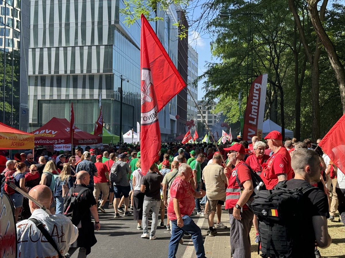 Belçika'daki bütün işçi sendikalarının çağrısıyla kamu ve özel sektörden çok sayıda çalışan...