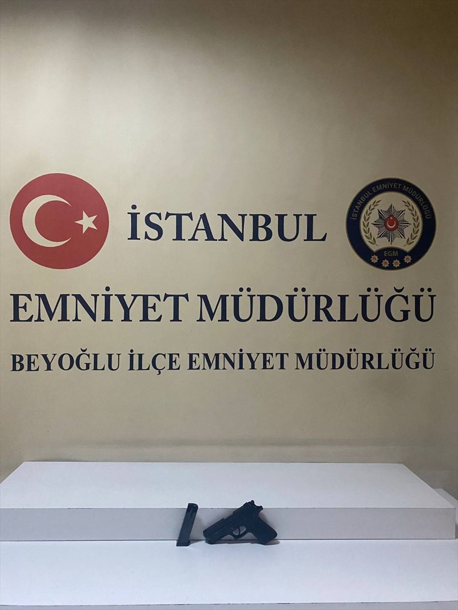 Beyoğlu'nda bir eğlence mekanında müşteriler ile iş yeri çalışanları arasında çıkan beyzbol sopalı...