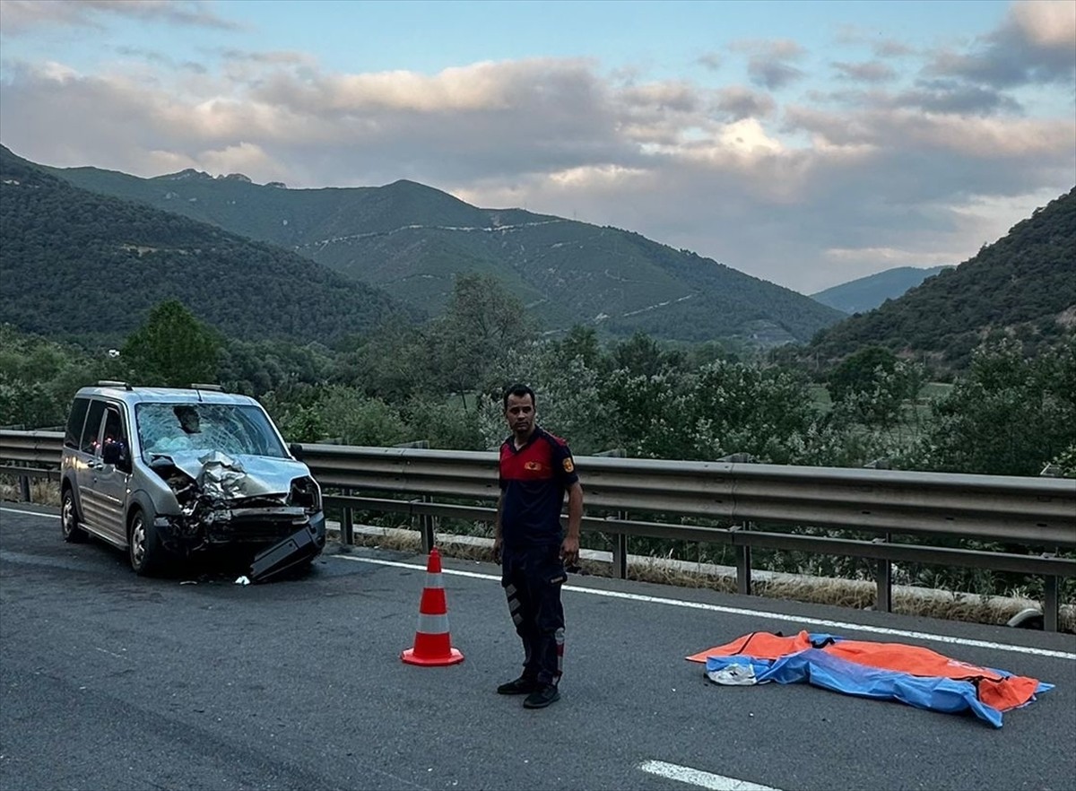 Bilecik'in Osmaneli ilçesinde motosikletle hafif ticari aracın çarpıştığı kazada 1 kişi öldü, 5...