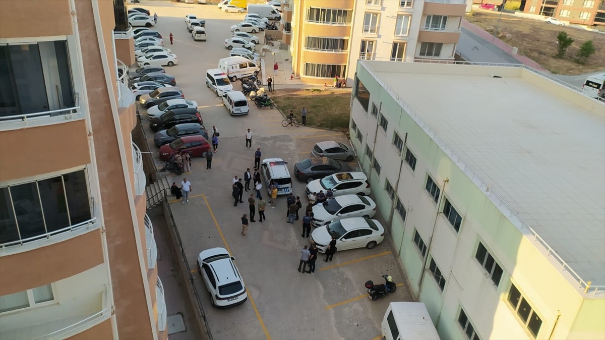 Bilecik'te 51 yaşındaki kadın evinde ölü bulundu. Bölgeye polis ve sağlık ekipleri sevk...