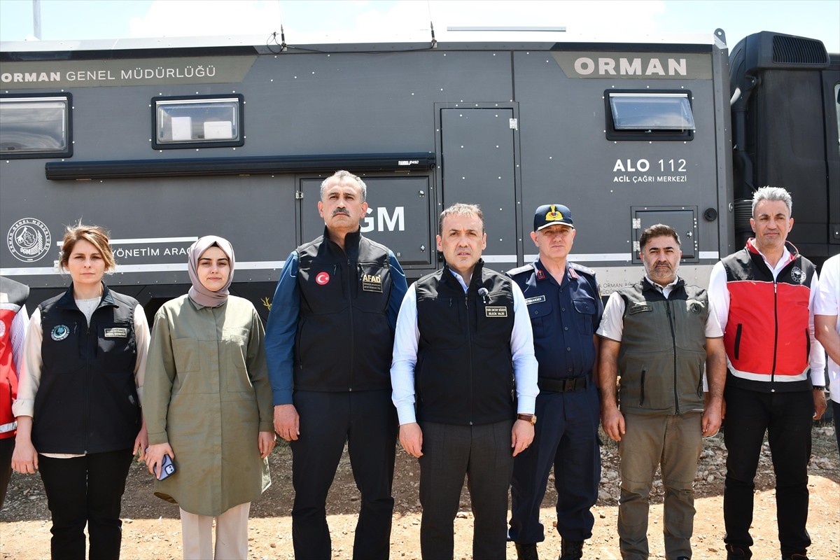 Bilecik Valisi Faik Oktay Sözer (ortada), Gölpazarı ilçesindeki yangın yönetim aracı önünde...