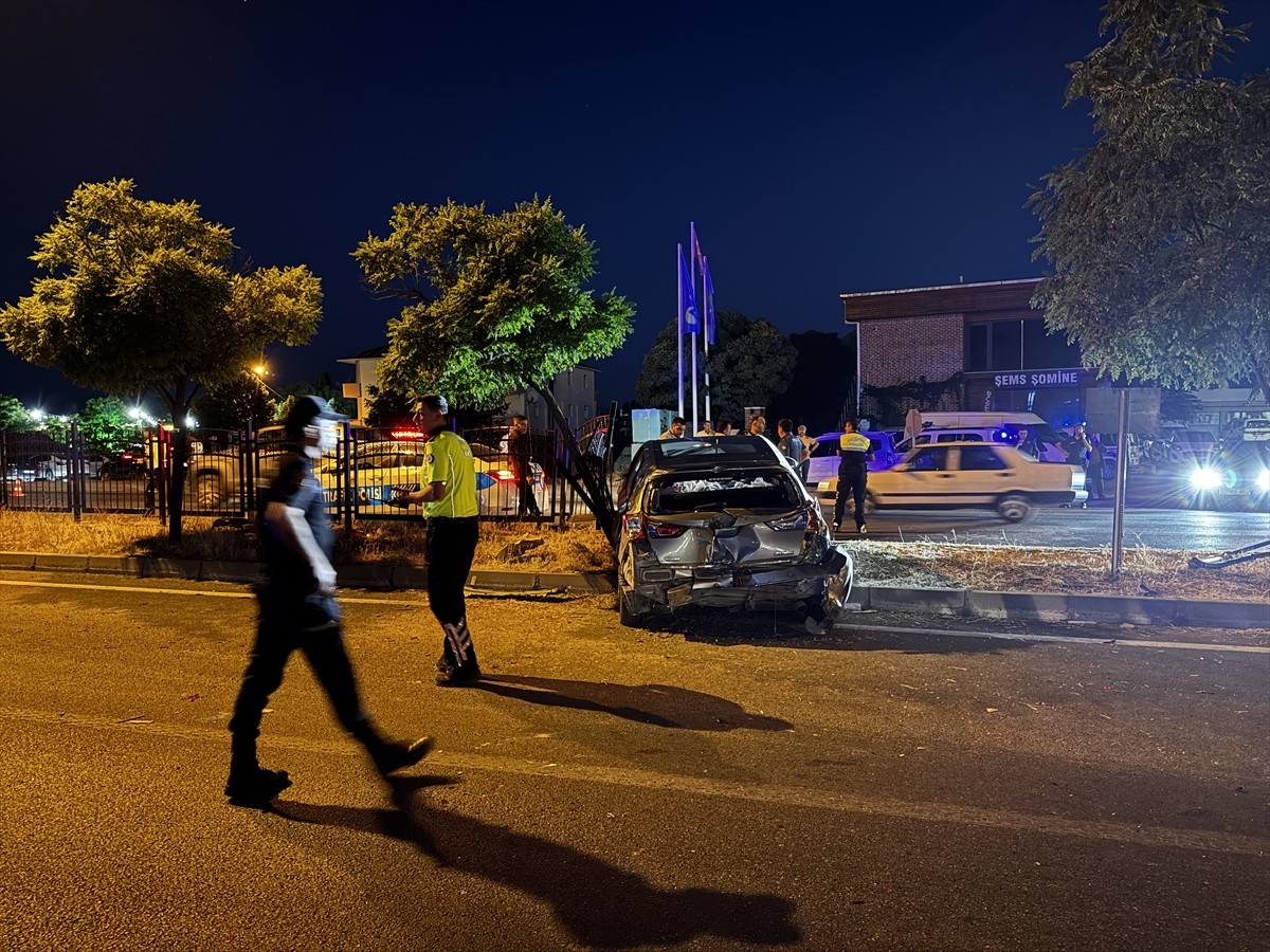 Bingöl'de 4 aracın karıştığı trafik kazasında 1'i bebek 5 kişi yaralandı.