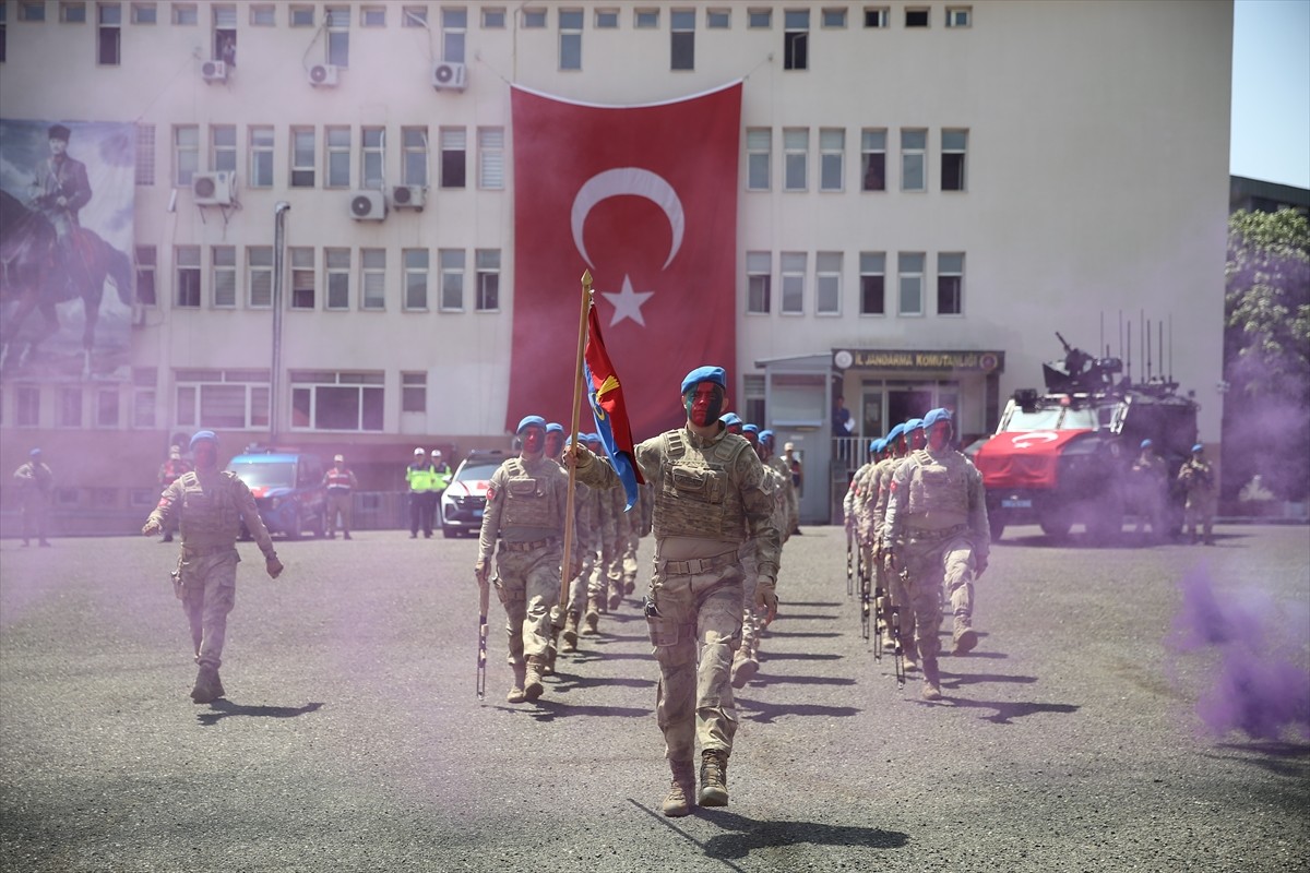 Bingöl'de, jandarma teşkilatının 186. kuruluş yıl dönümü düzenlenen törenle kutlandı. Programda...
