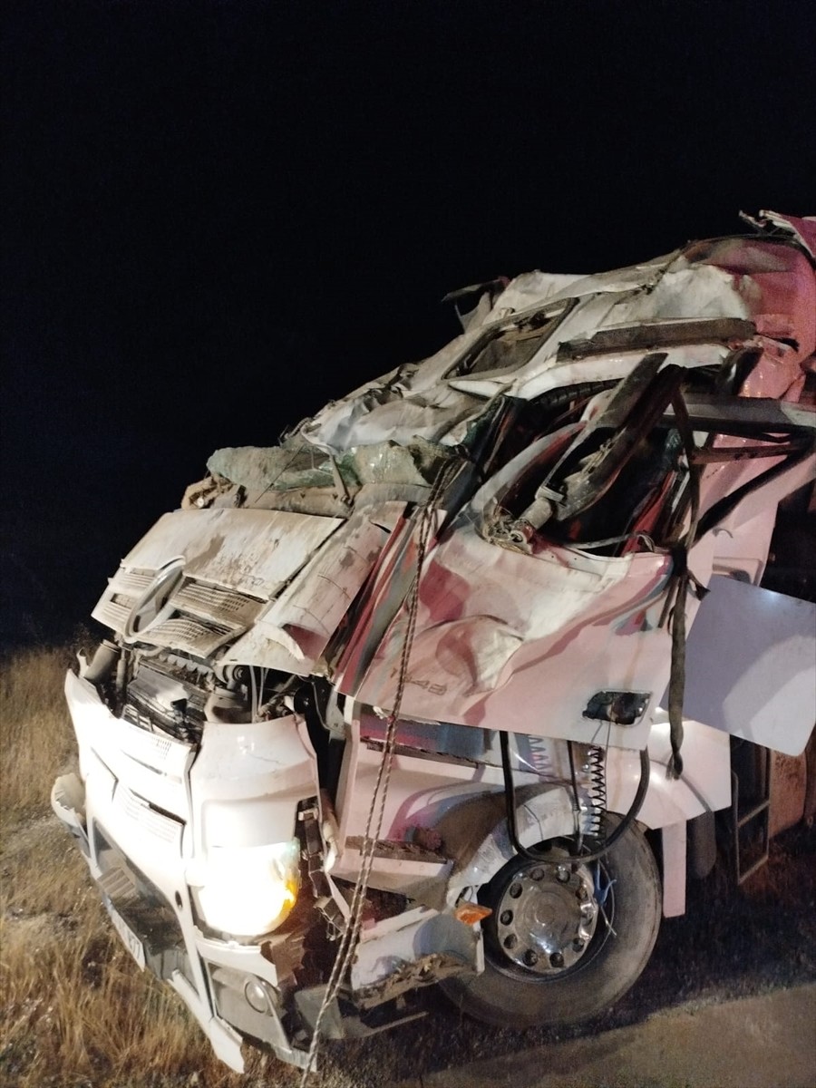 Bingöl'ün Genç ilçesinde devrilen tırın sürücüsü ağır yaralandı.