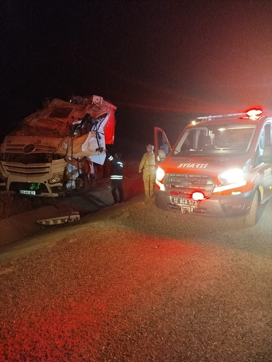 Bingöl'ün Genç ilçesinde devrilen tırın sürücüsü ağır yaralandı.