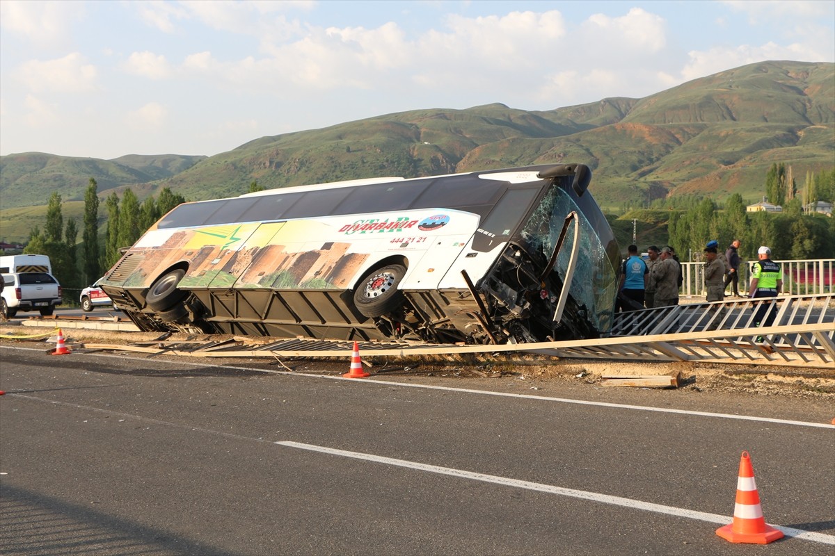 Bingöl'ün Karlıova ilçesinde yolcu otobüsünün devrilmesi sonucu 3 kişi ağır yaralandı. İhbar...