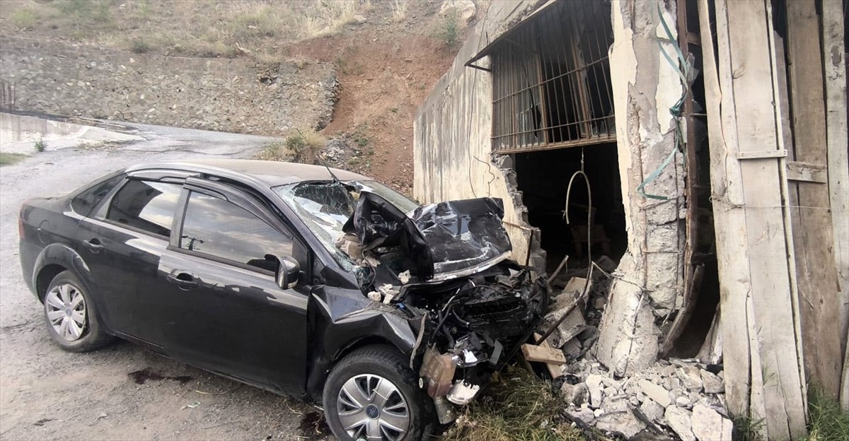Bitlis'te iş yerinin duvarına çarpan otomobilde 1 kişi öldü, 2'si ağır 4 kişi yaralandı.