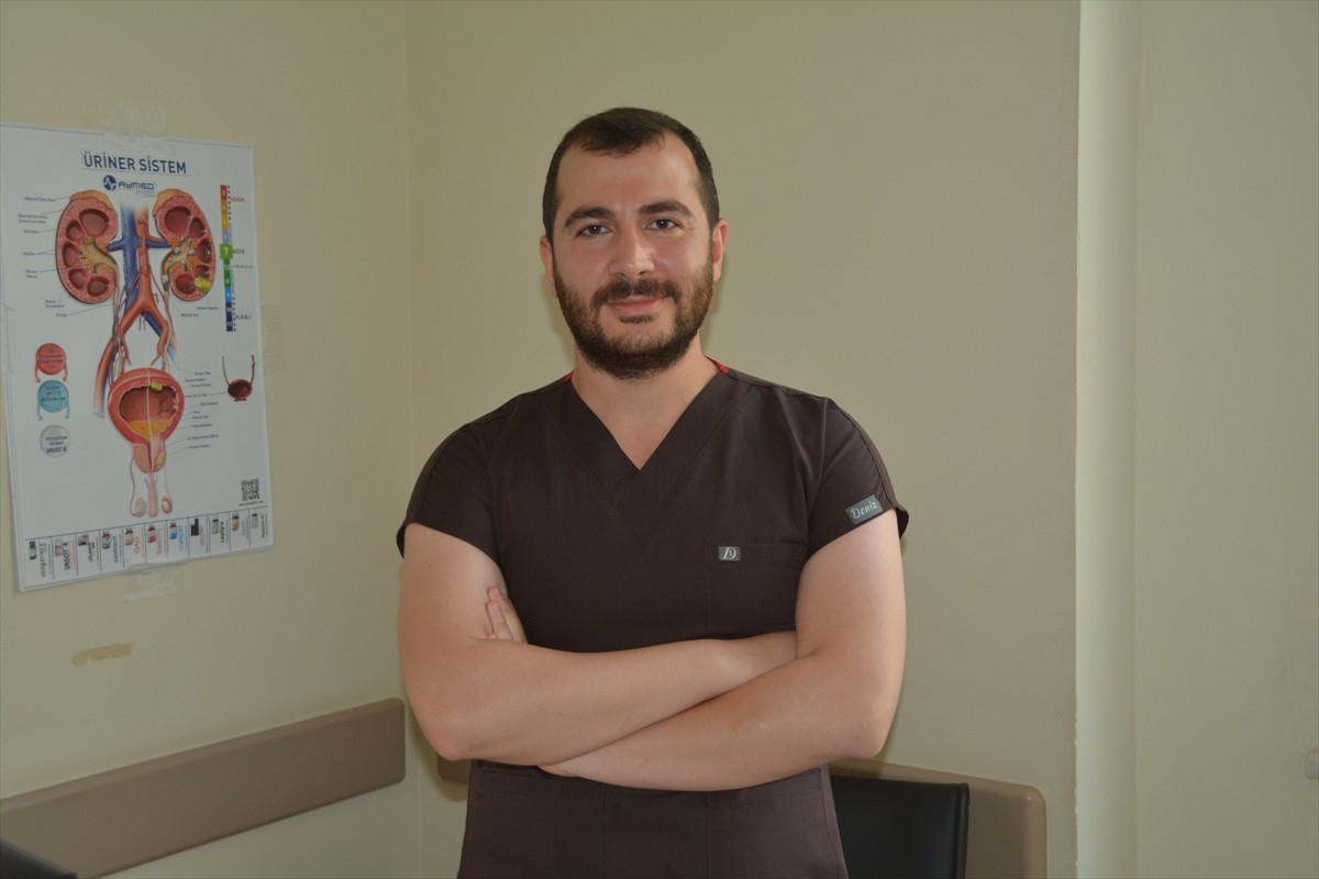 Bitlis'te karın ağrısı ve şişkinlik şikayetiyle hastaneye başvuran hastanın böbreğinde 23...