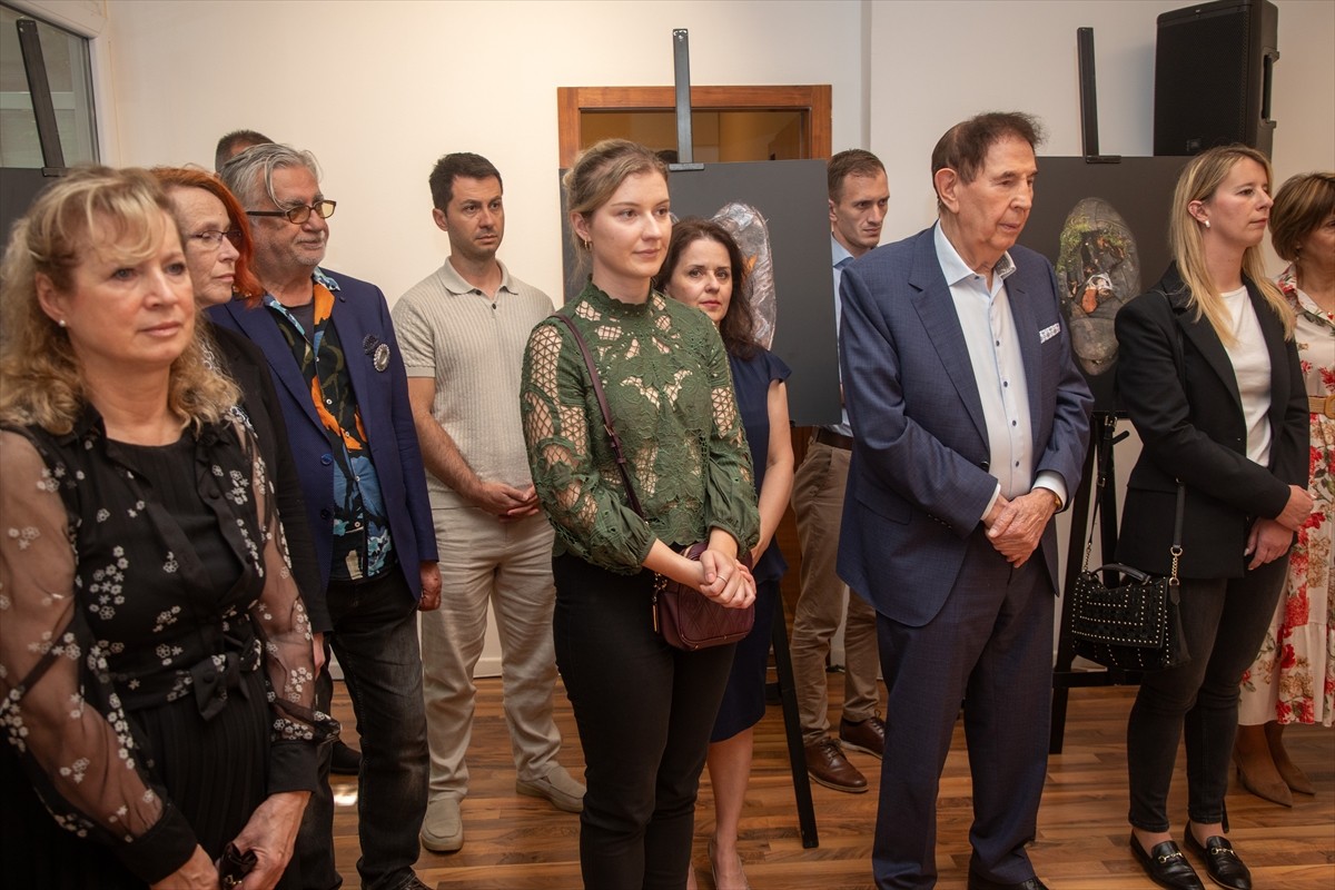 Bosna Hersek'in doğusundaki Srebrenitsa’da, Sırplar tarafından 8 binden fazla sivilin katledildiği...