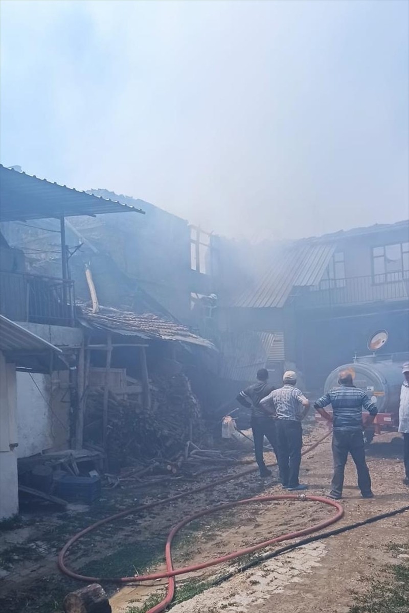 Burdur'da 2 ev ve 1 metruk binayı kullanılamaz hale getiren yangın, itfaiye ekiplerince...