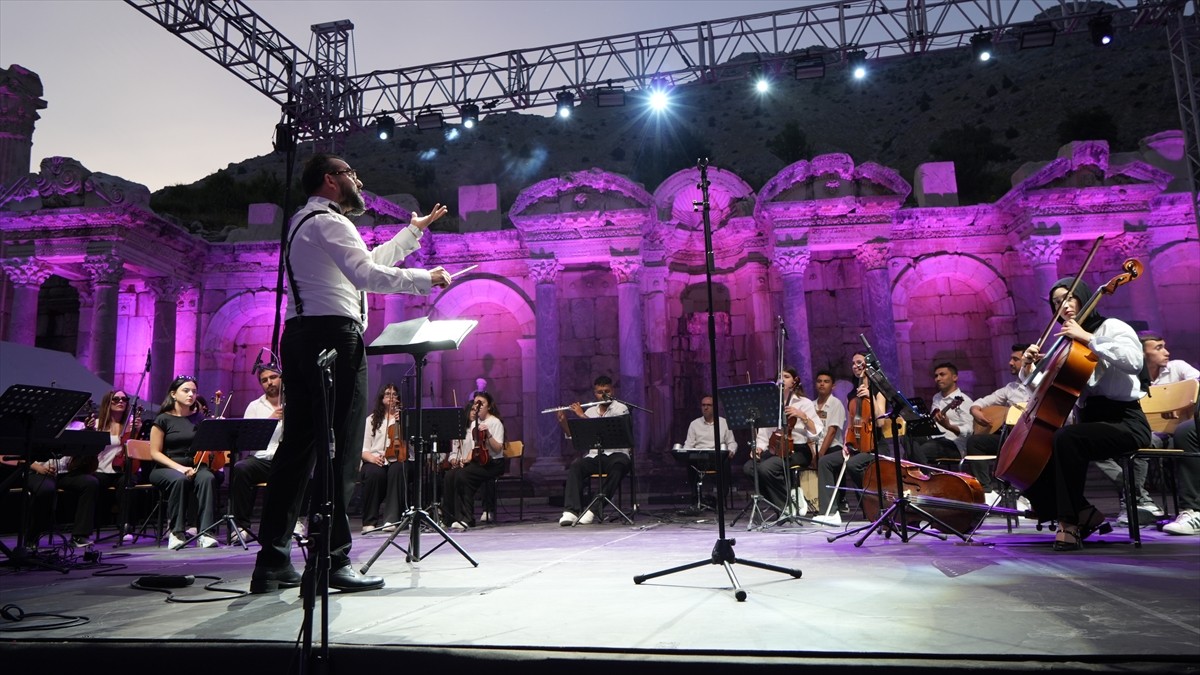 Burdur'daki Sagalassos Antik Kenti'nde ilk gece gösterisinde Anadolu Ateşi sahne aldı. DJ...