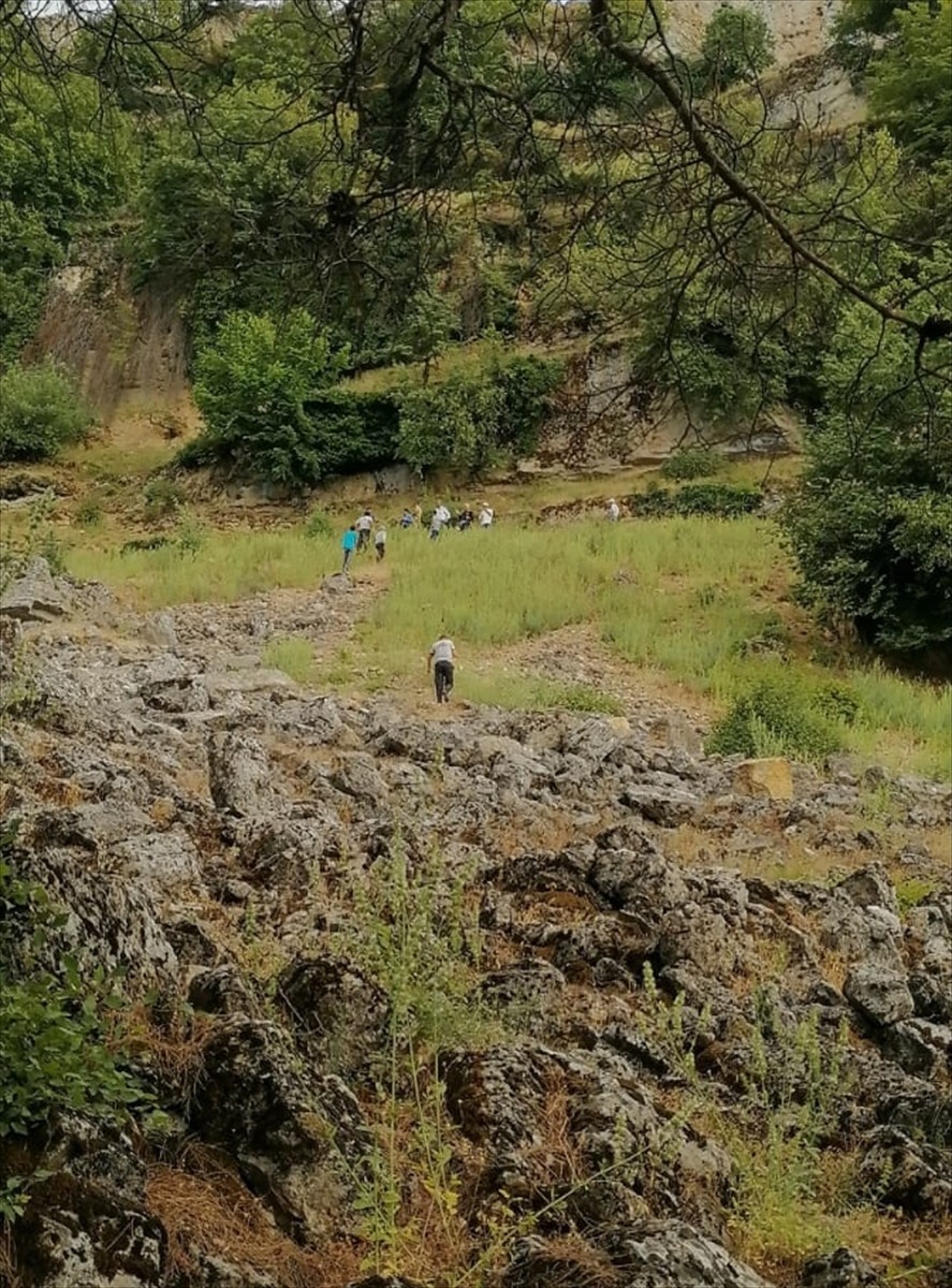  Burdur'un Bucak ilçesinde kayalıklardan düşen kadın yaşamını yitirdi.