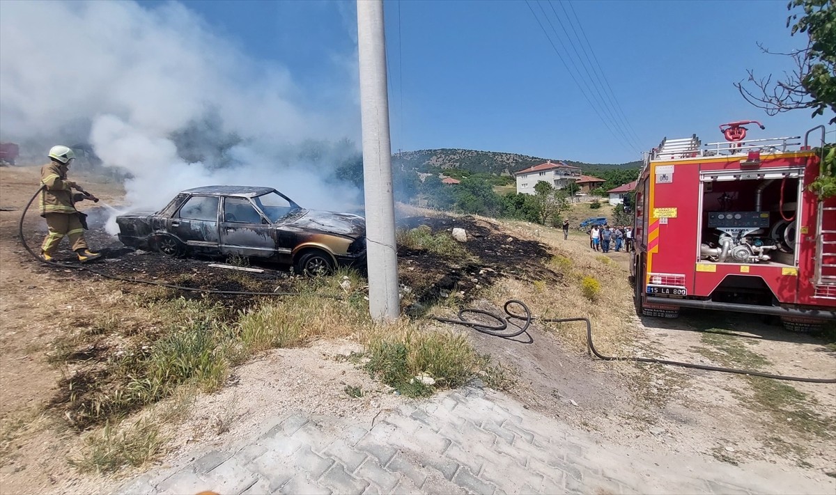 Burdur'un Yeşilova ilçesinde otomobilde çıkan yangın itfaiye ekiplerinin müdahalesiyle...