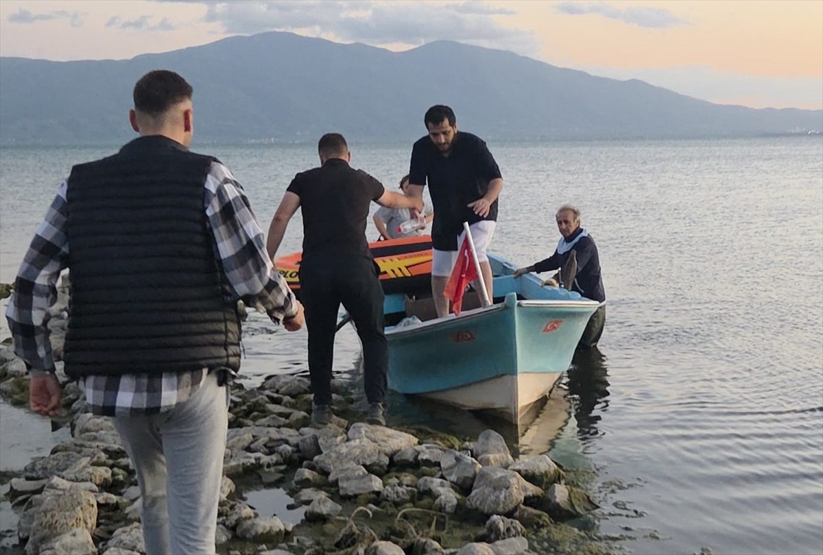 Bursa'da, açıldığı botun sürüklenmesi sonucu İznik Gölü'nde mahsur kalan kişi, ekiplerce...