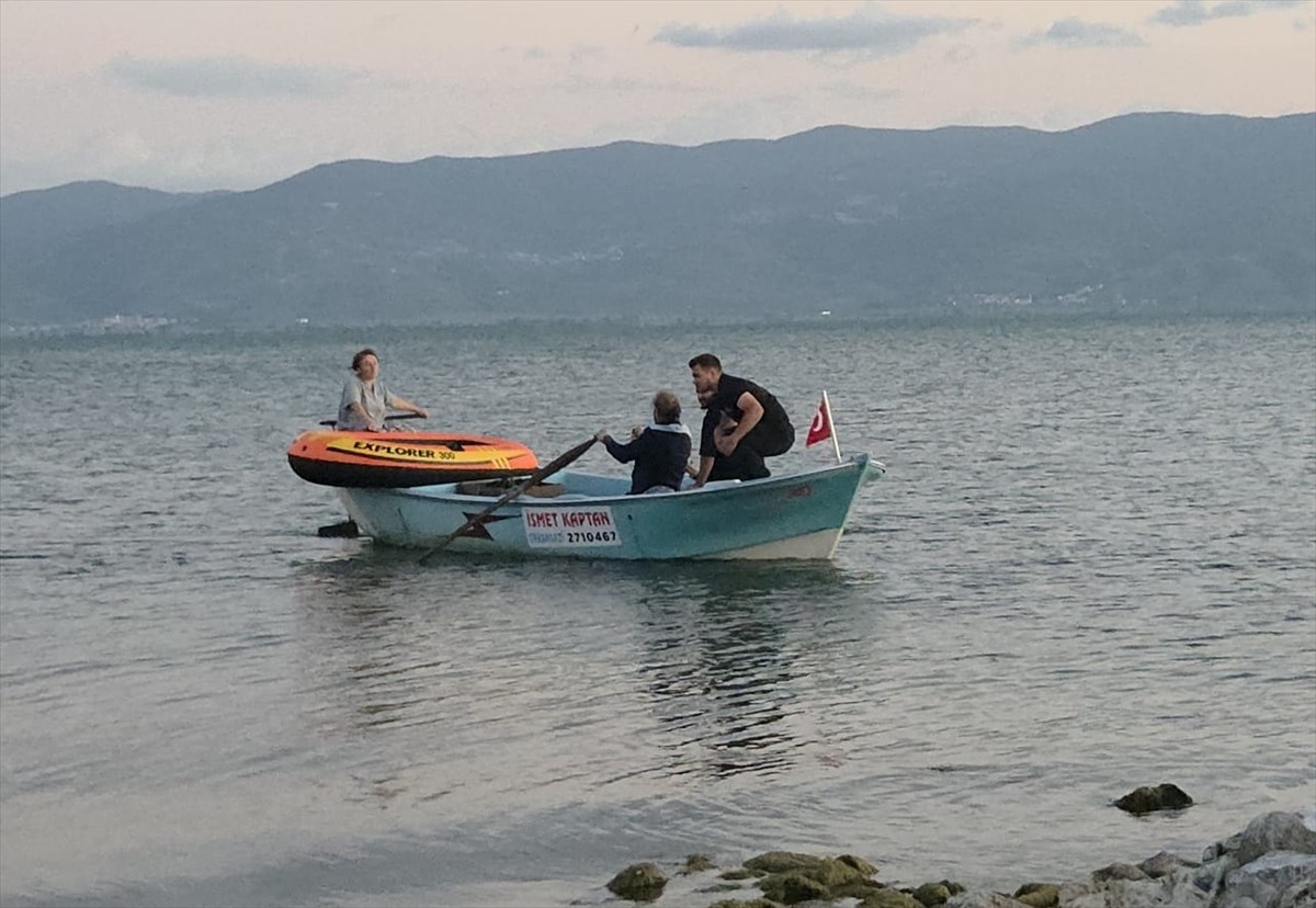 Bursa'da, açıldığı botun sürüklenmesi sonucu İznik Gölü'nde mahsur kalan kişi, ekiplerce...