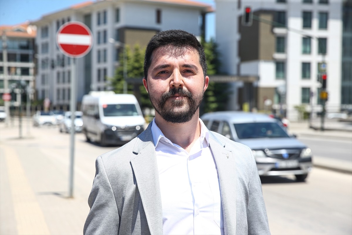 Bursa'da geçen yıl sahipsiz köpeklerin saldırması sonucu yaralanan Furkan Kara (fotoğrafta)...