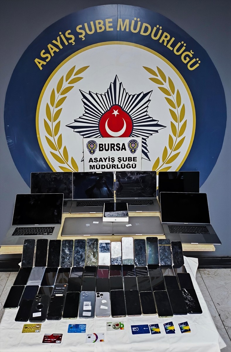 Bursa'da hisse alım-satımı vaadiyle dolandırıcılık yaptığı iddiasıyla gözaltına alınan 8 kişiden...