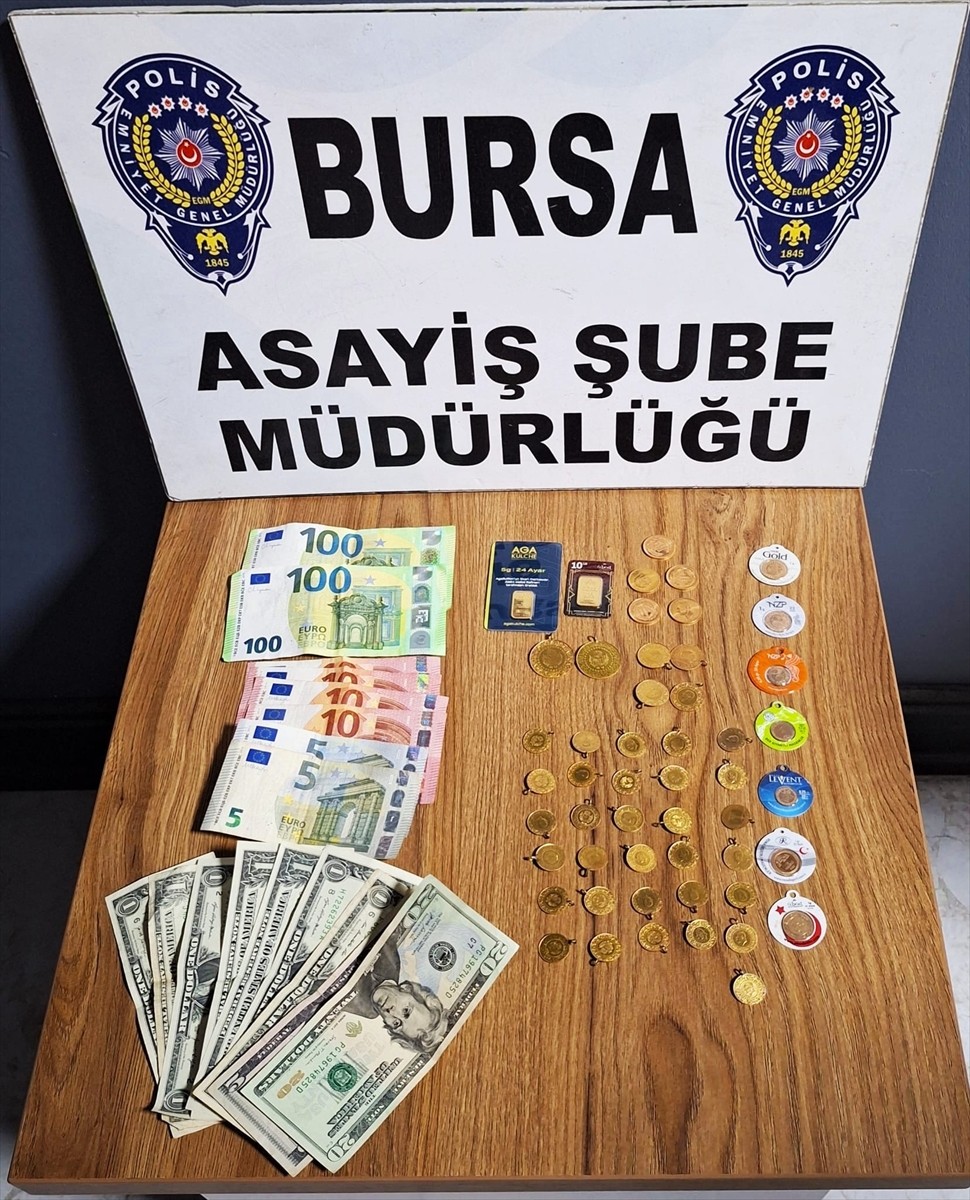 Bursa'da kendilerini kamu görevlisi olarak tanıtıp bir kişinin 700 bin lira değerindeki ziynet...