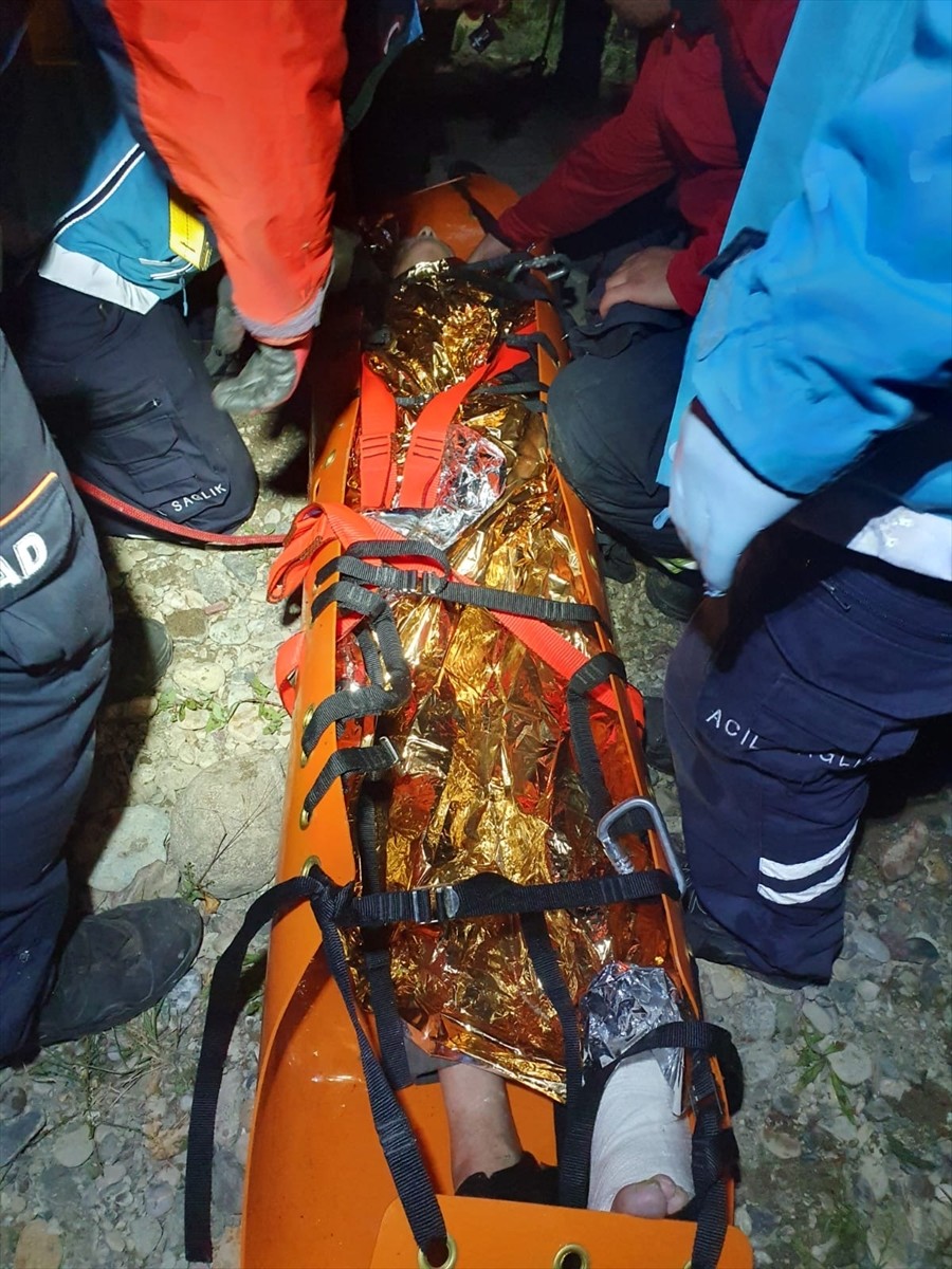 Bursa'nın Büyükorhan ilçesinde düştüğü dere yatağında mahsur kalan çoban kurtarıldı. Bölgede...