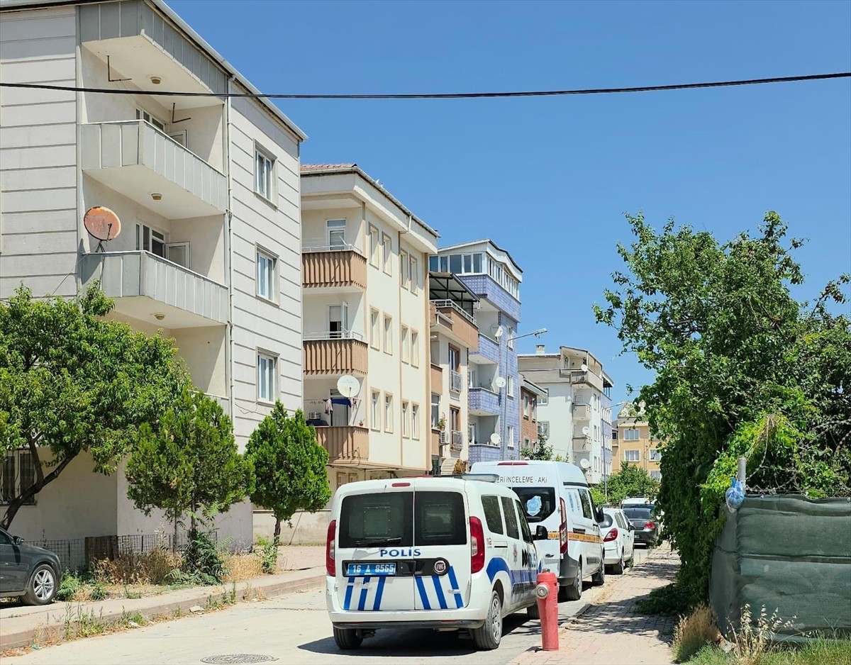 Bursa'nın İnegöl ilçesinde 3 aylık erkek bebek beşiğinde ölü bulundu. Olay yerine polis ekipleri...