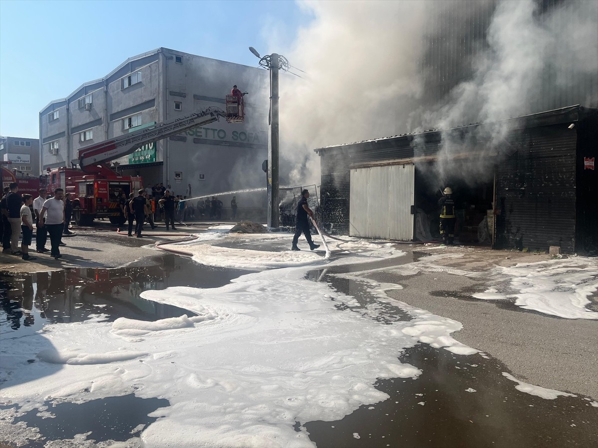 Bursa'nın İnegöl ilçesinde bir mobilya fabrikasının bahçesinde çıkan yangın, itfaiye ekiplerince...