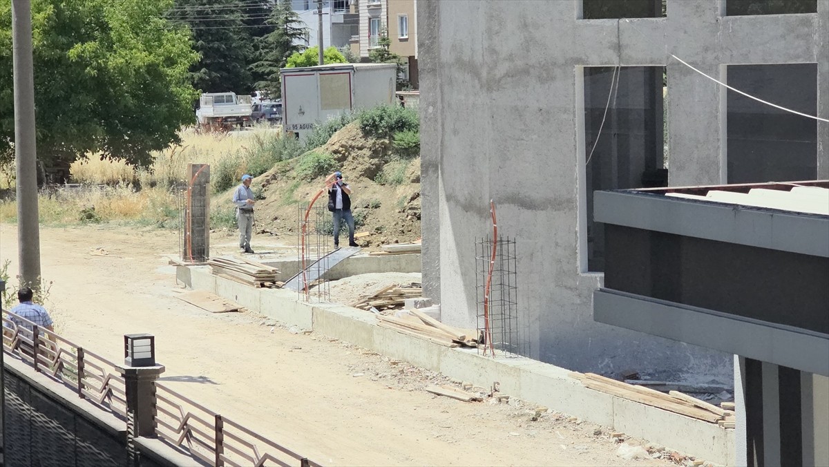 Bursa'nın İnegöl ilçesinde yapımı süren caminin çatısından düşen işçi yaralandı.