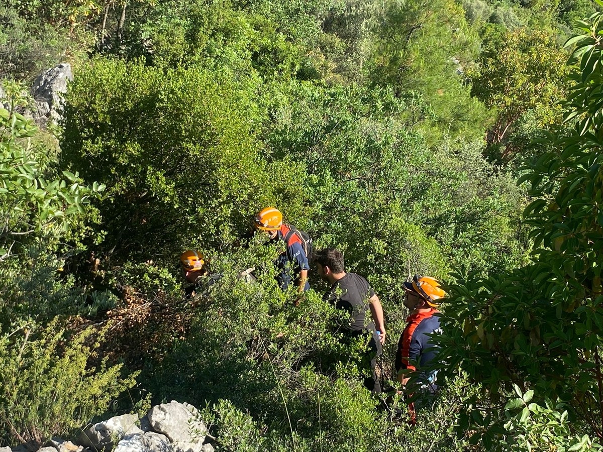 Bursa'nın Kestel ilçesinde şelale yakınlarında mahsur kalan 2 kişi ile Osmangazi ilçesinde yürüyüş...