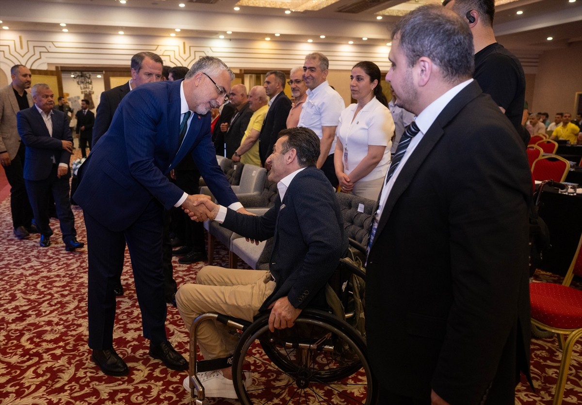 Çalışma ve Sosyal Güvenlik Bakanı Vedat Işıkhan, Kızılcahamam'da bir otelde düzenlenen "Memur-Sen...