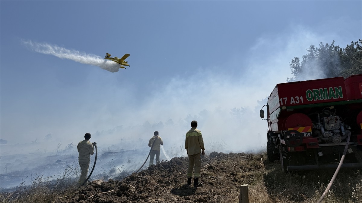 Çanakkale'nin Çan ilçesinde çıkan orman yangını ekiplerin havadan ve karadan müdahalesi ile...