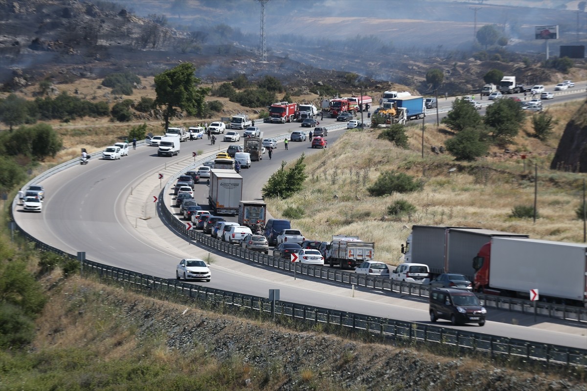 Çanakkale'nin Ezine ilçesinde tarım arazisinde başlayan ve ormanlık alana sıçrayan yangına havadan...