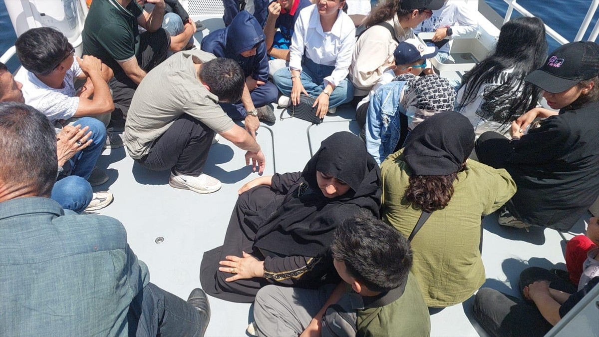 Çanakkale açıklarında 14'ü çocuk 51 düzensiz göçmen ile 2 insan kaçakçılığı şüphelisi...