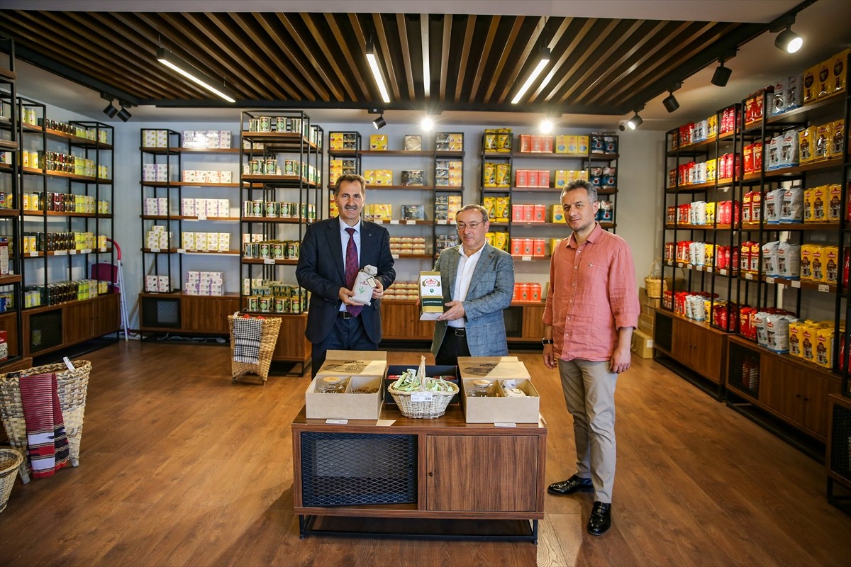 Çay İşletmeleri (ÇAYKUR) Genel Müdürü Yusuf Ziya Alim, Diyarbakır'daki çay satış mağazasını...