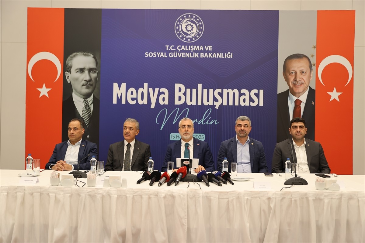 Çeşitli temaslarda bulunmak üzere Mardin'e gelen Çalışma ve Sosyal Güvenlik Bakanı Vedat Işıkhan...