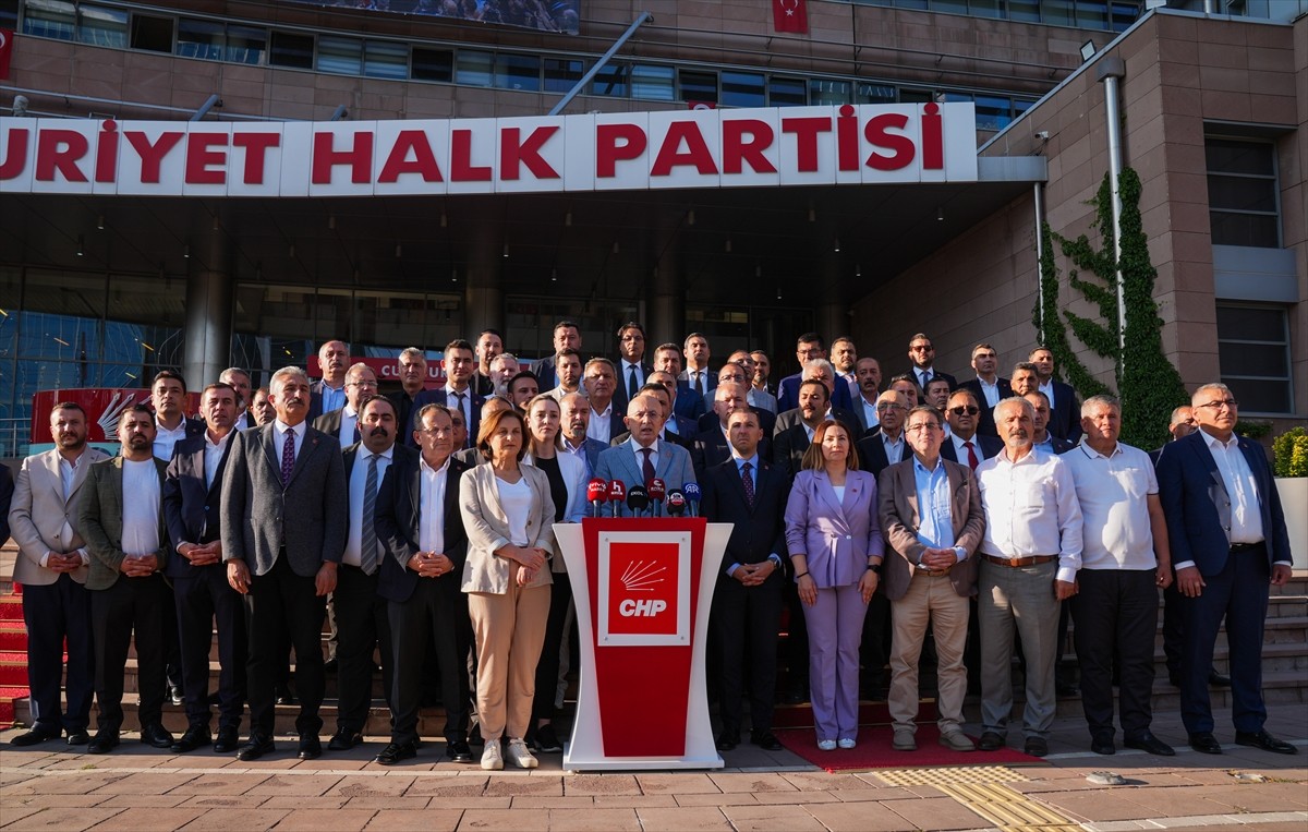 CHP'nin 81 il başkanı, CHP Genel Merkezi önünde ortak basın açıklaması yaptı. İl başkanları adına...