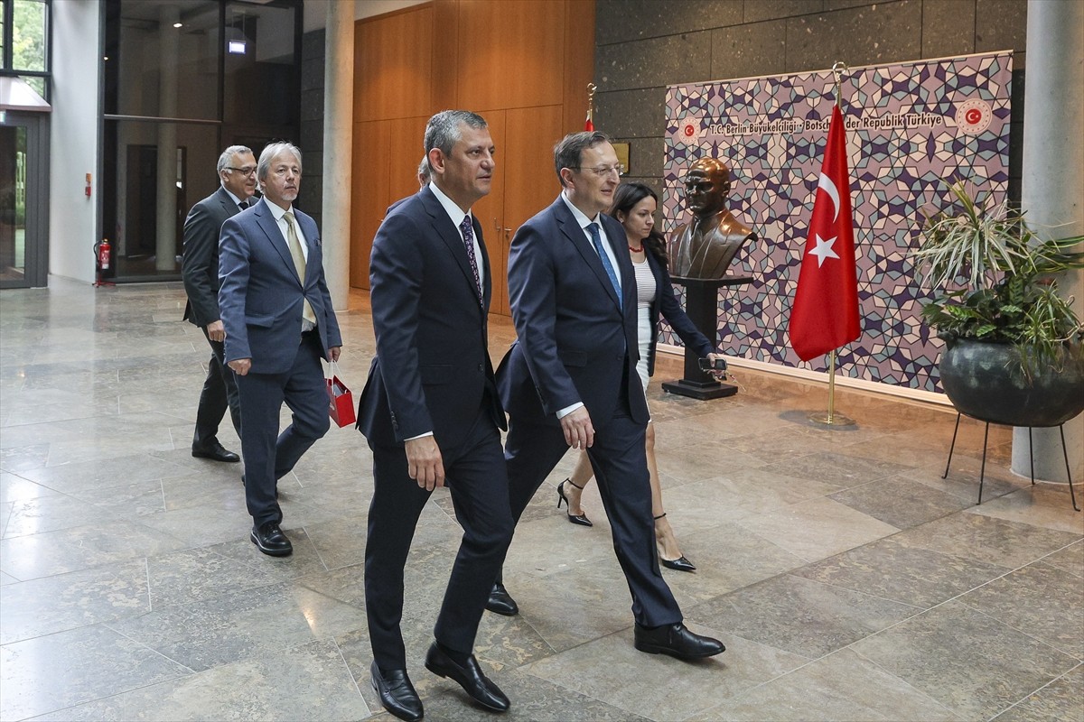 CHP Genel Başkanı Özgür Özel, Almanya'nın başkenti Berlin'de Türkiye'nin Berlin Büyükelçisi Gökhan...