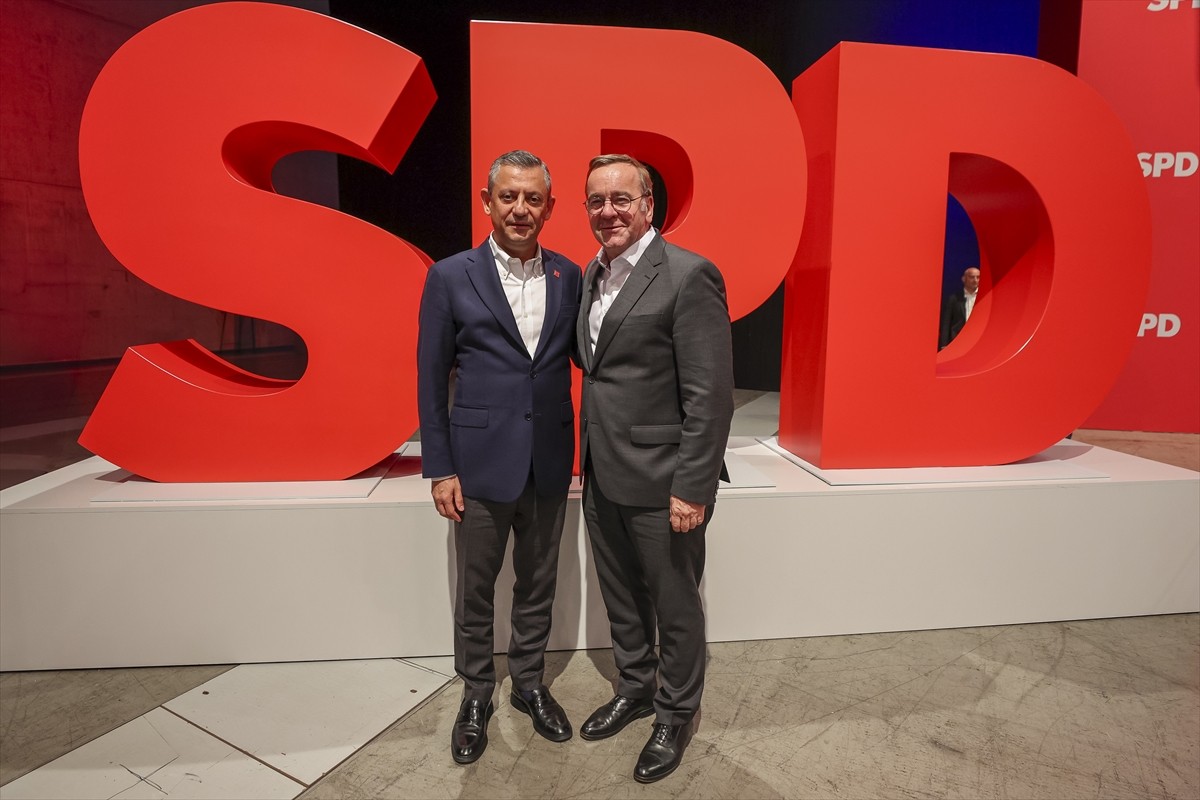 CHP Genel Başkanı Özgür Özel, Almanya Sosyal Demokrat Partisi (SPD) Kongresi için bulunduğu...